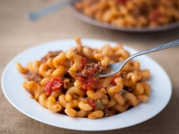 Goulash with beef, tomatoes, and green bell pepper - true comfort food from www.thekitchensnob.com