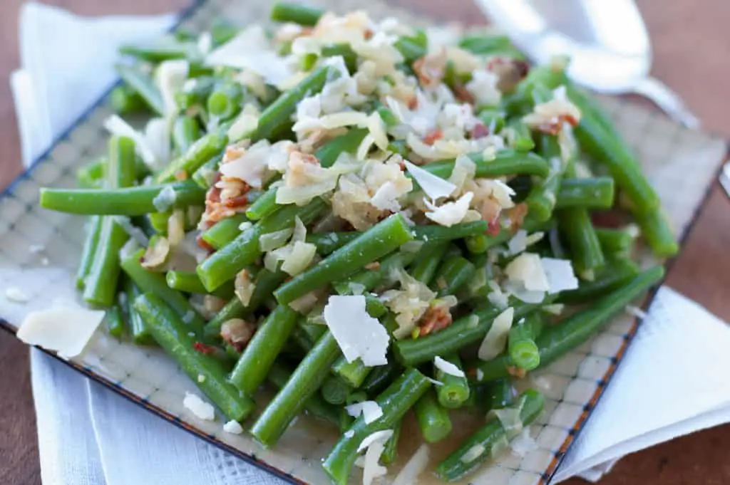 Fresh Green Beans with Caramelized Onions and Bacon - thekitchensnob.com