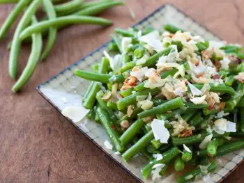 Fresh Green Beans with Caramelized Onions and Bacon - thekitchensnob.com