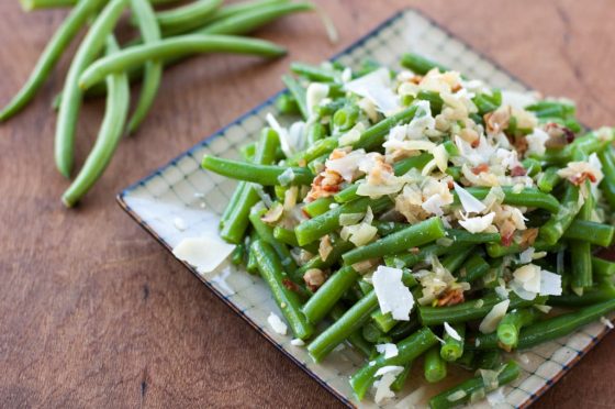Fresh Green Beans with Caramelized Onions and Bacon - thekitchensnob.com