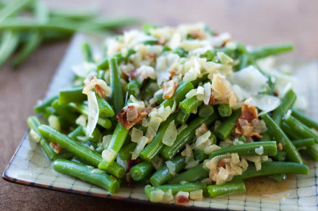 Fresh Green Beans with Caramelized Onions and Bacon - thekitchensnob.com