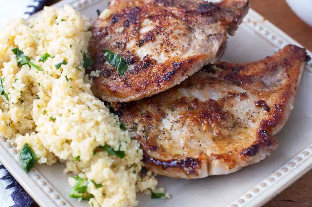 Easy Pan-Seared Pork Chops - A tasty weeknight meal - thekitchensnob.com