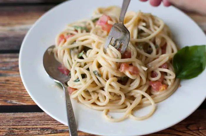 A delicious brie recipe! Spaghetti With Brie, Tomato, and Basil - thekitchensnob.com #recipe #pasta #brie