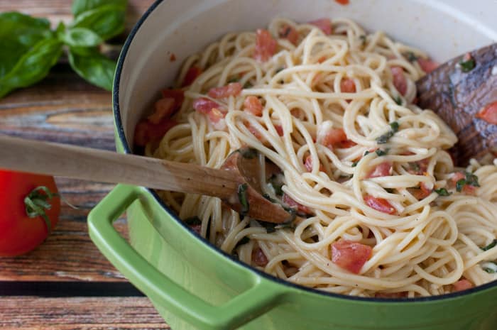 A delicious brie recipe! Spaghetti With Brie, Tomato, and Basil - thekitchensnob.com #recipe #pasta #brie