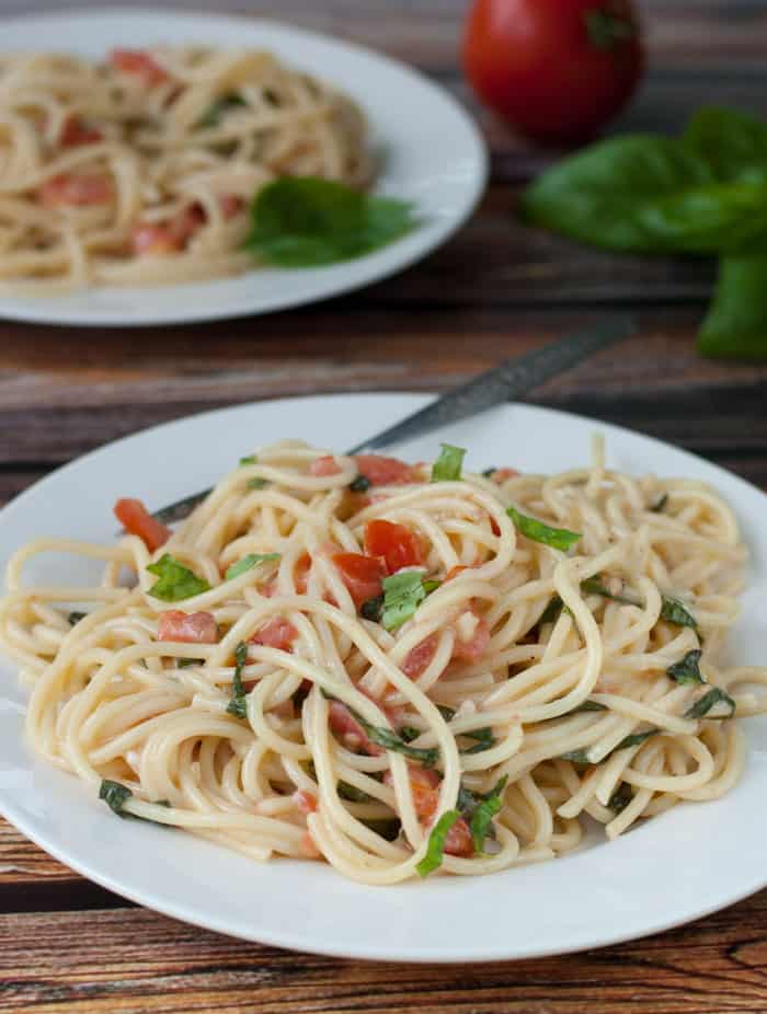 A delicious brie recipe! Spaghetti With Brie, Tomato, and Basil - thekitchensnob.com #recipe #pasta #brie