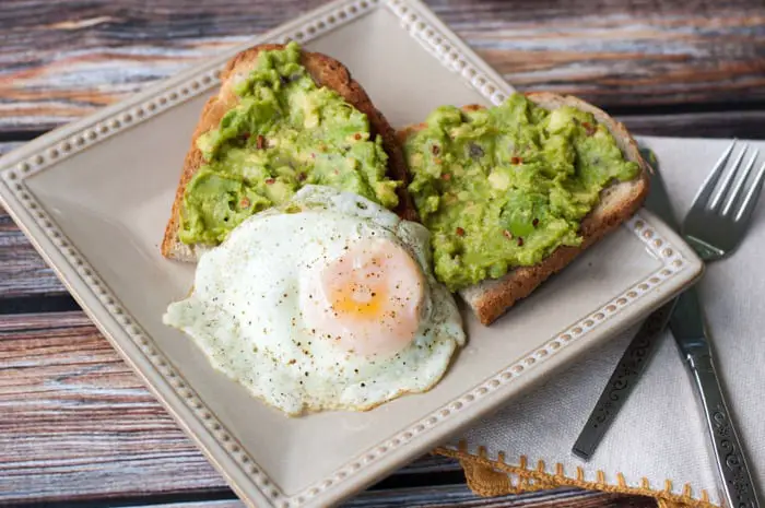 Impress Your Mother-In-Law Avocado Toast - made with a hint of garlic - a yummy healthy breakfast! thekithensnob.com #breakfast #avocado #healthy