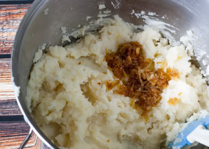 Time for a new mashed potato recipe! Mashed Potatoes with Caramelized Shallots - so good! - thekitchensnob.com #recipe #potatoes #sidedish