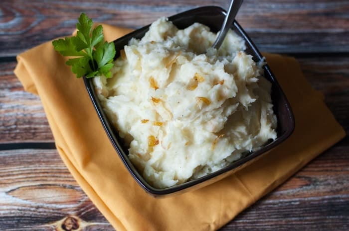 Time for a new mashed potato recipe! Mashed Potatoes with Caramelized Shallots - so good! - thekitchensnob.com #recipe #potatoes #sidedish