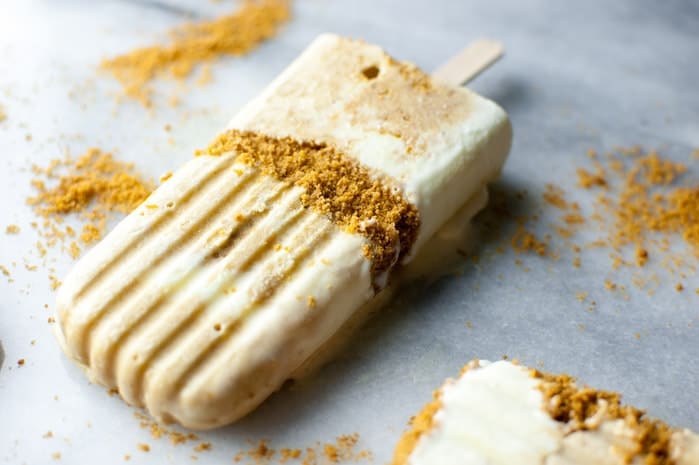 Pumpkin Pie Ice Cream Pops with Whipped Cream & Gingersnap Swirl - creamy and delicious!
